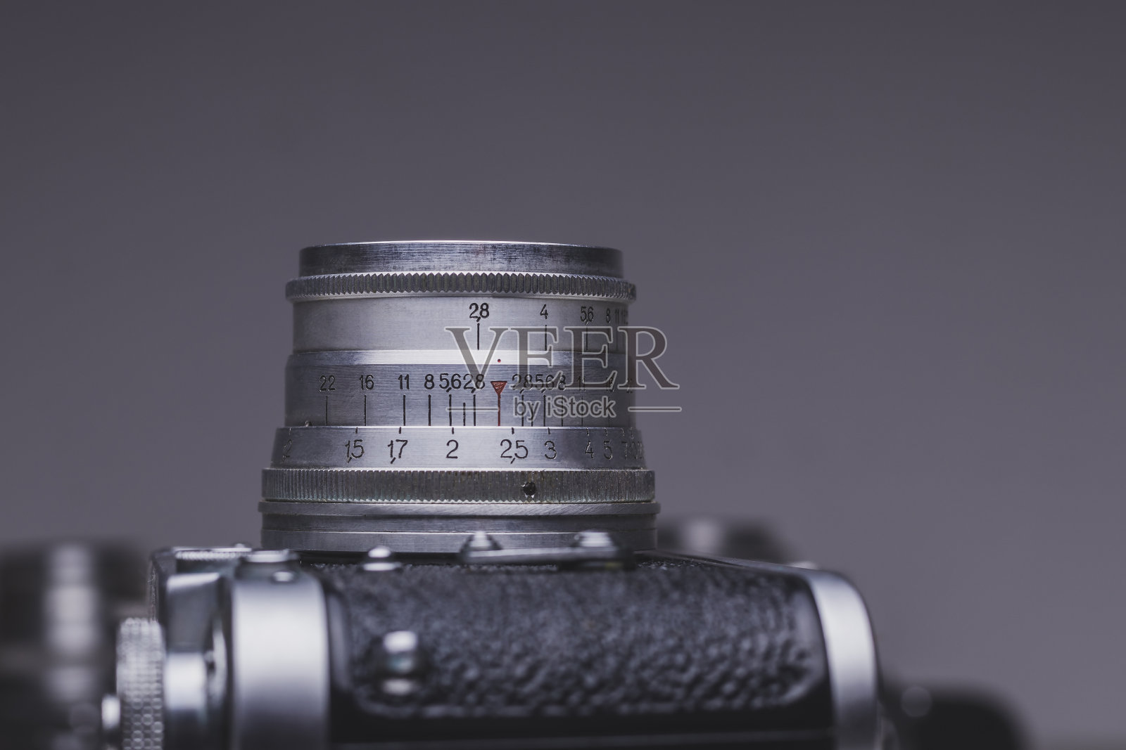 老式复古相机的金属镜头安装在相机上照片摄影图片