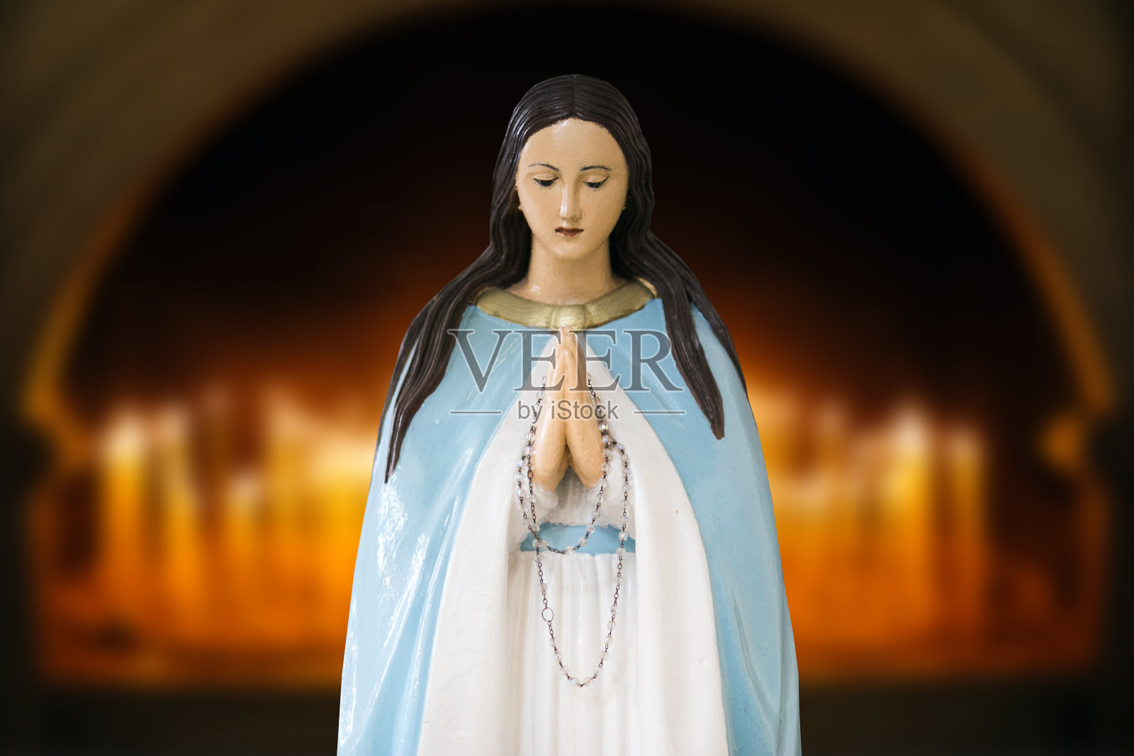 圣母玛利亚祈祷。圣母雕像。祈祷圣母玛利亚雕像。宗教背景。空白复制空间信仰背景。照片摄影图片