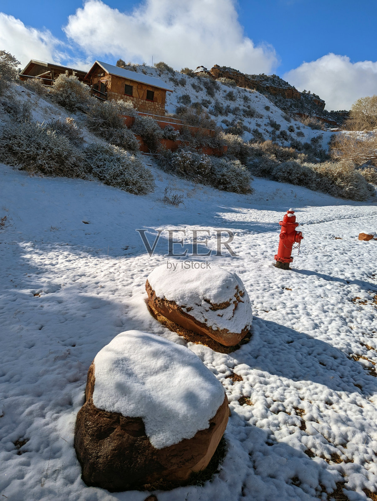犹他州洛克维尔锡安国家公园附近的维珍河谷牧场上的新雪和云景照片摄影图片