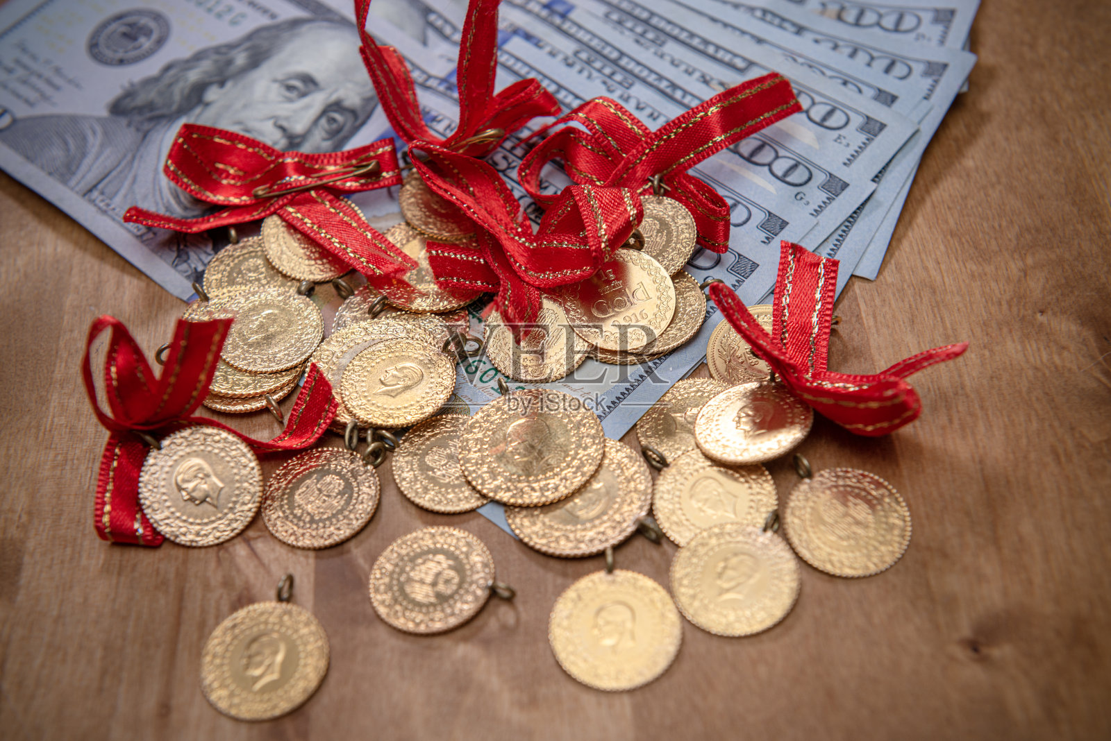 土耳其金币胜过美元纸币。照片摄影图片