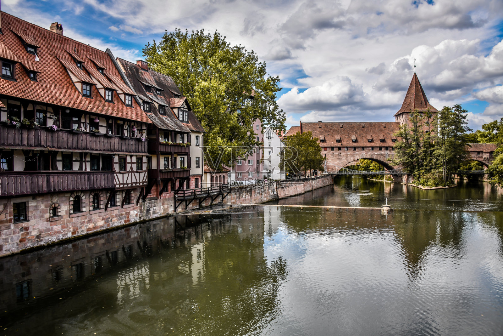 在德国纽伦堡的普列尼茨河附近，风景如画的老城区建筑和铁链桥照片摄影图片