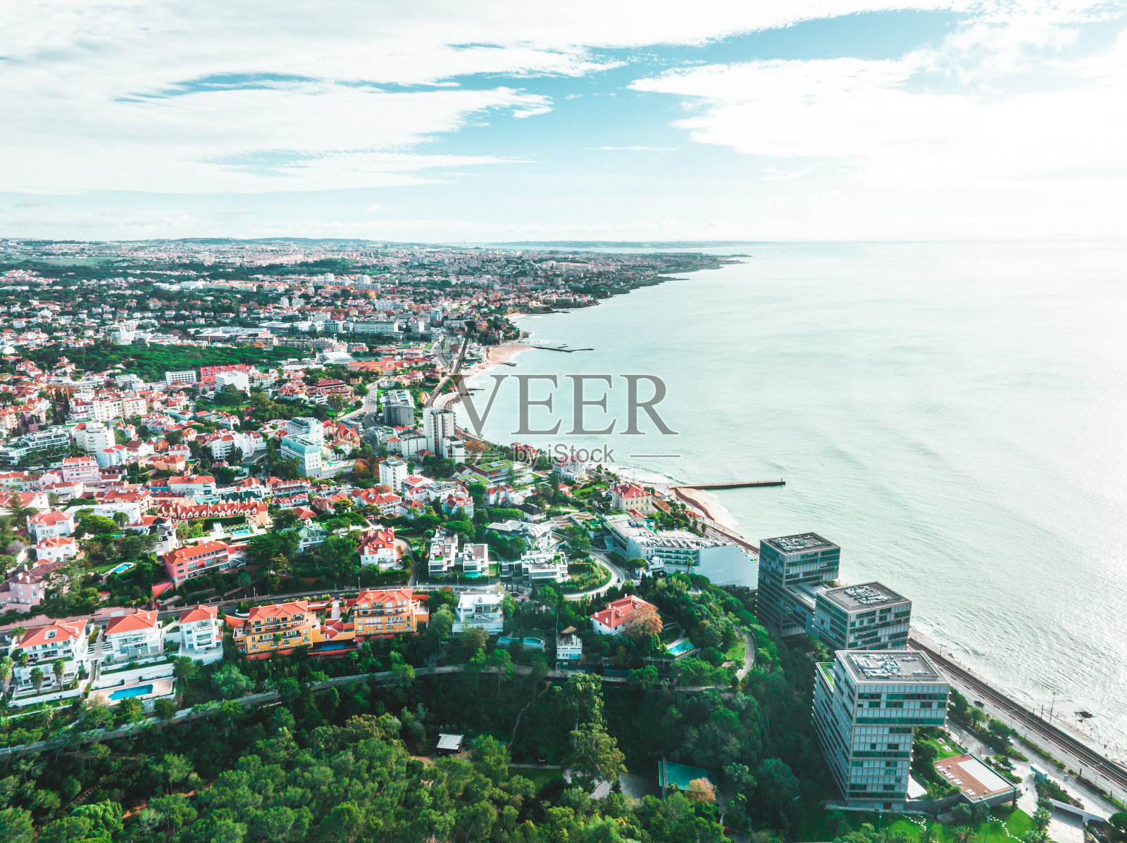 小型海滨小镇的无人机视图。Cascais、葡萄牙照片摄影图片