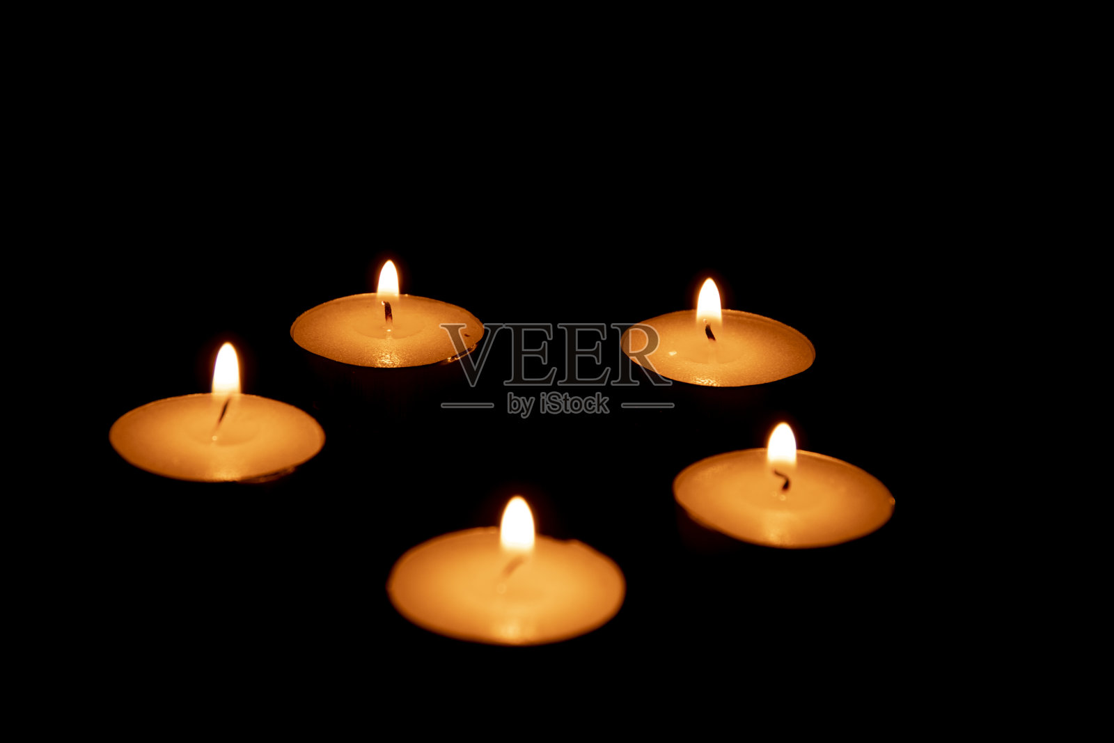 燃烧的蜡烛发出的光照片摄影图片