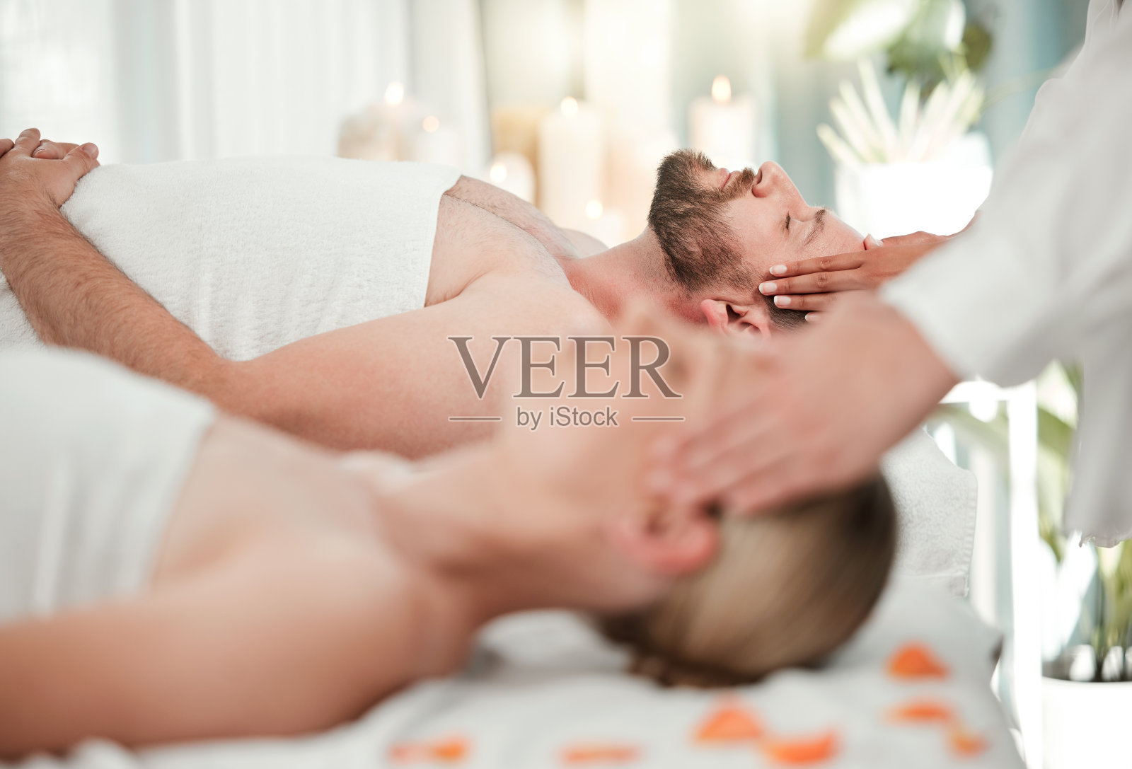 在豪华酒店的桌子床上放松，水疗和情侣头部按摩，酒店或沙龙头皮信息。灵气，健康或穴位按摩治疗头痛或缓解压力的男人和女人一起。照片摄影图片