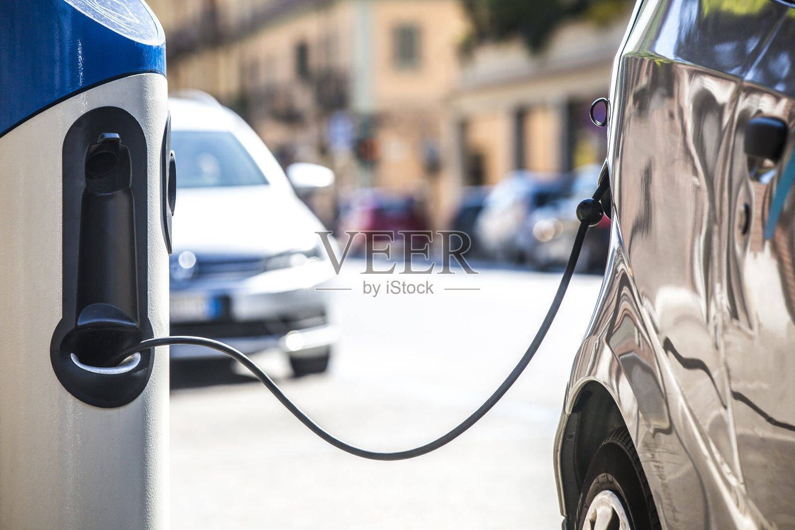 电动汽车在城市充电站充电。照片摄影图片