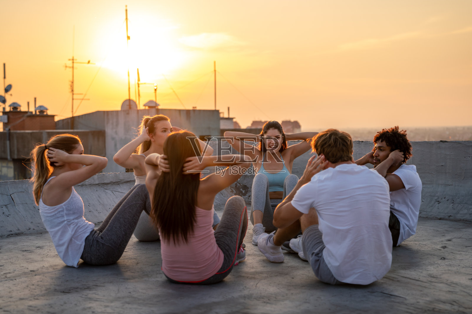 一群健康的多民族朋友一起在户外锻炼。运动让人感兴趣。照片摄影图片