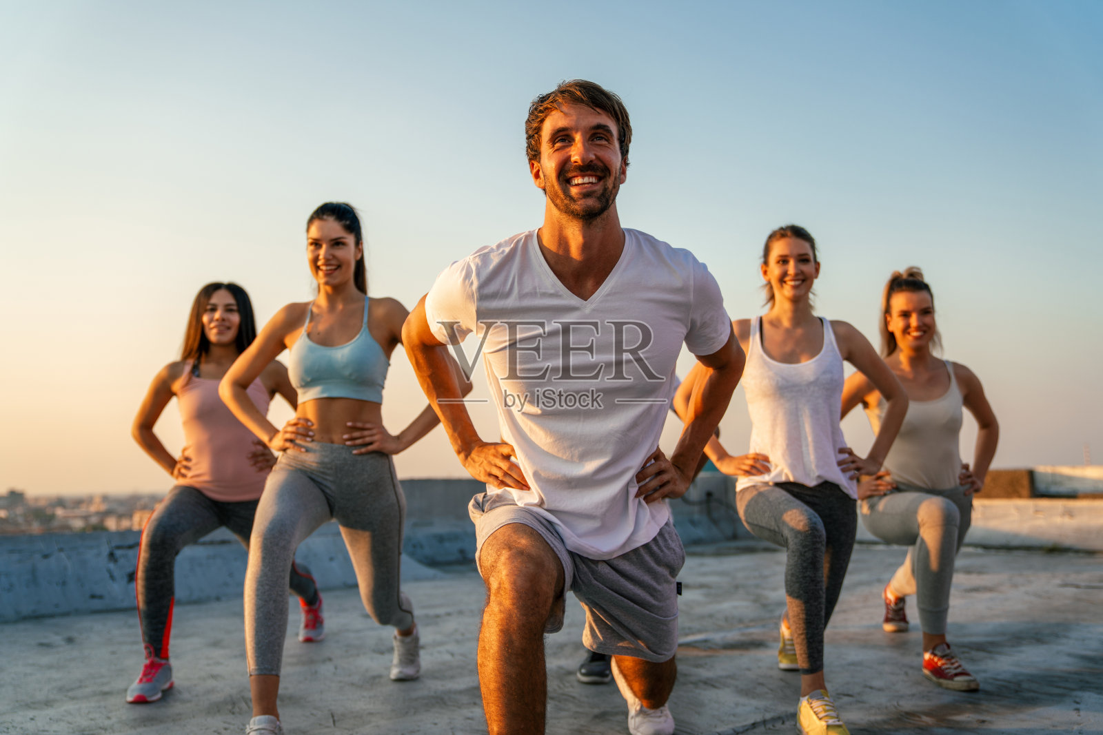 一群健康的多民族朋友一起在户外锻炼。运动让人感兴趣。照片摄影图片