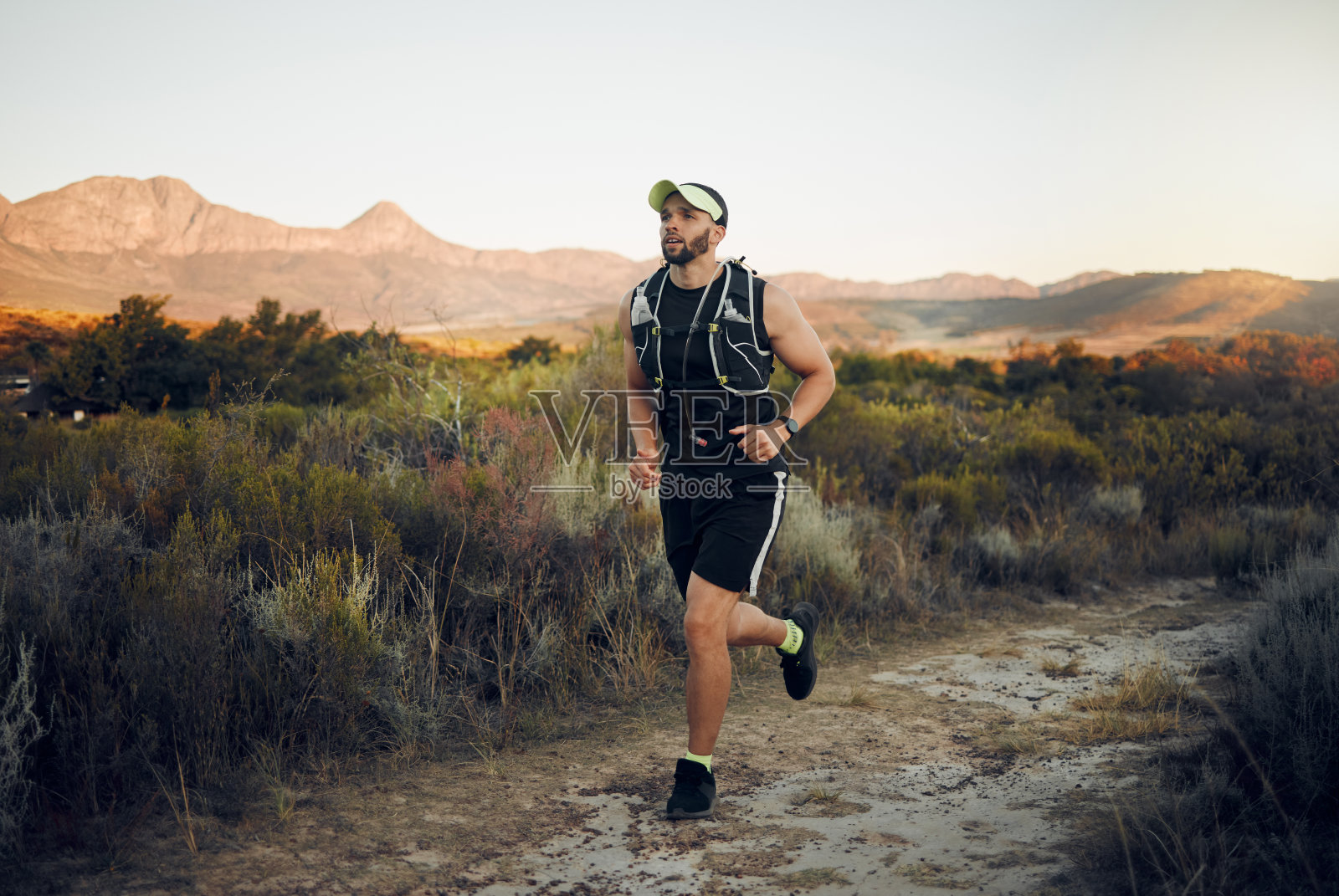 健身，训练和锻炼男人在户外跑步锻炼。雄心勃勃的拉丁裔运动员跑步和锻炼马拉松。男性跑步者在自然小径慢跑，以增加心脏健康和健康照片摄影图片