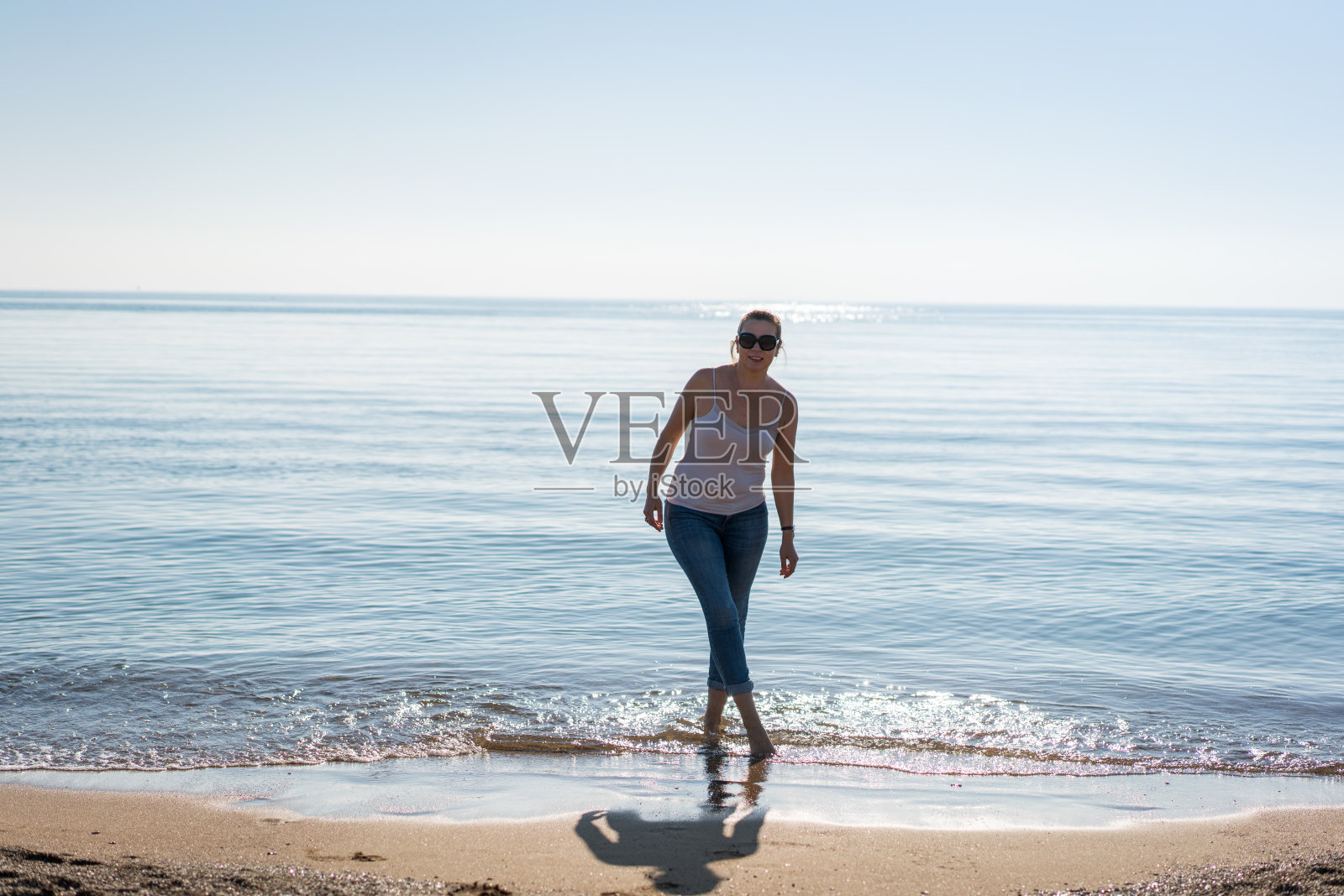 秋天海滩上的女人积极的情绪。照片摄影图片