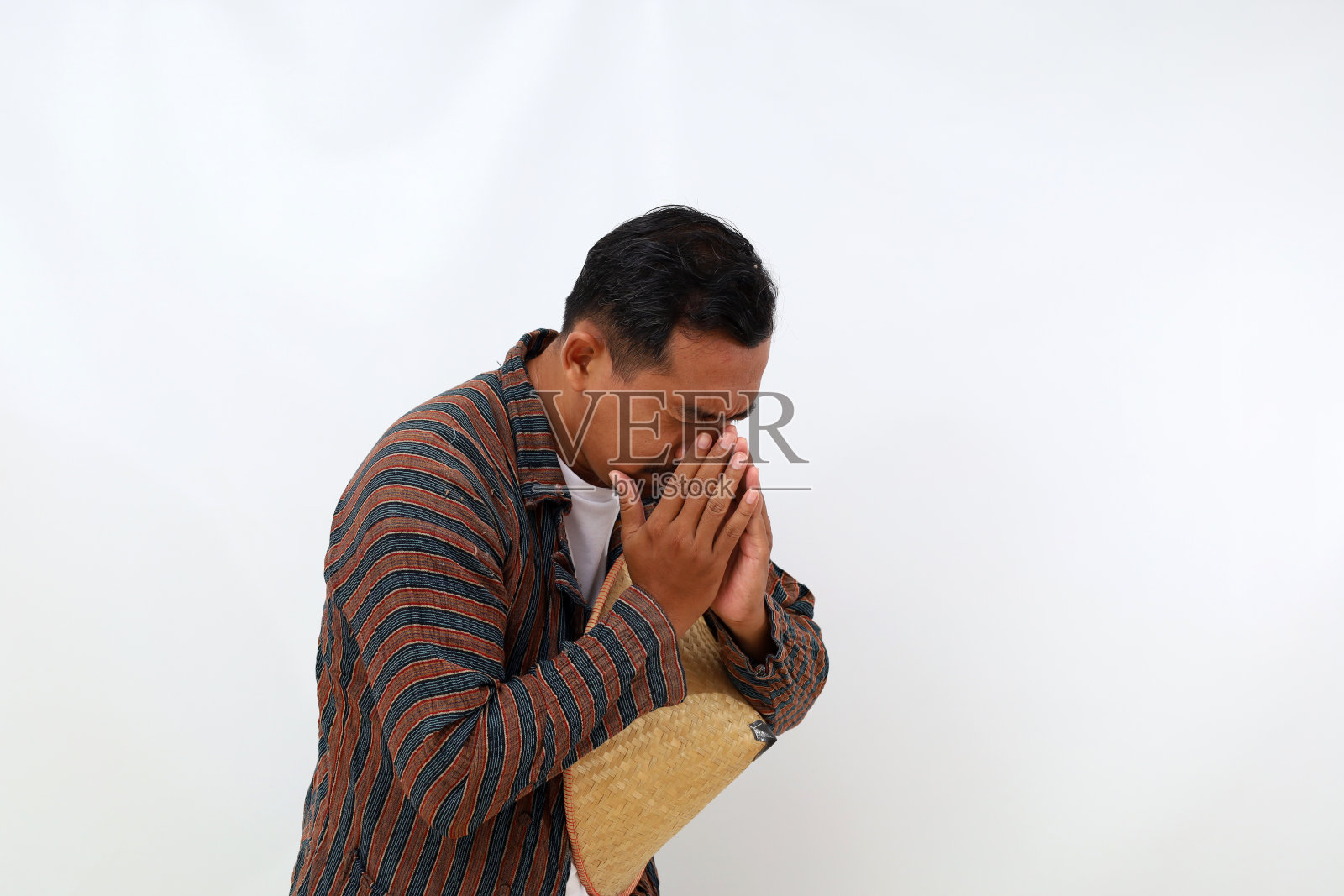 悲伤的亚洲农民低着头捂着脸站着，在白色背景下隔离照片摄影图片