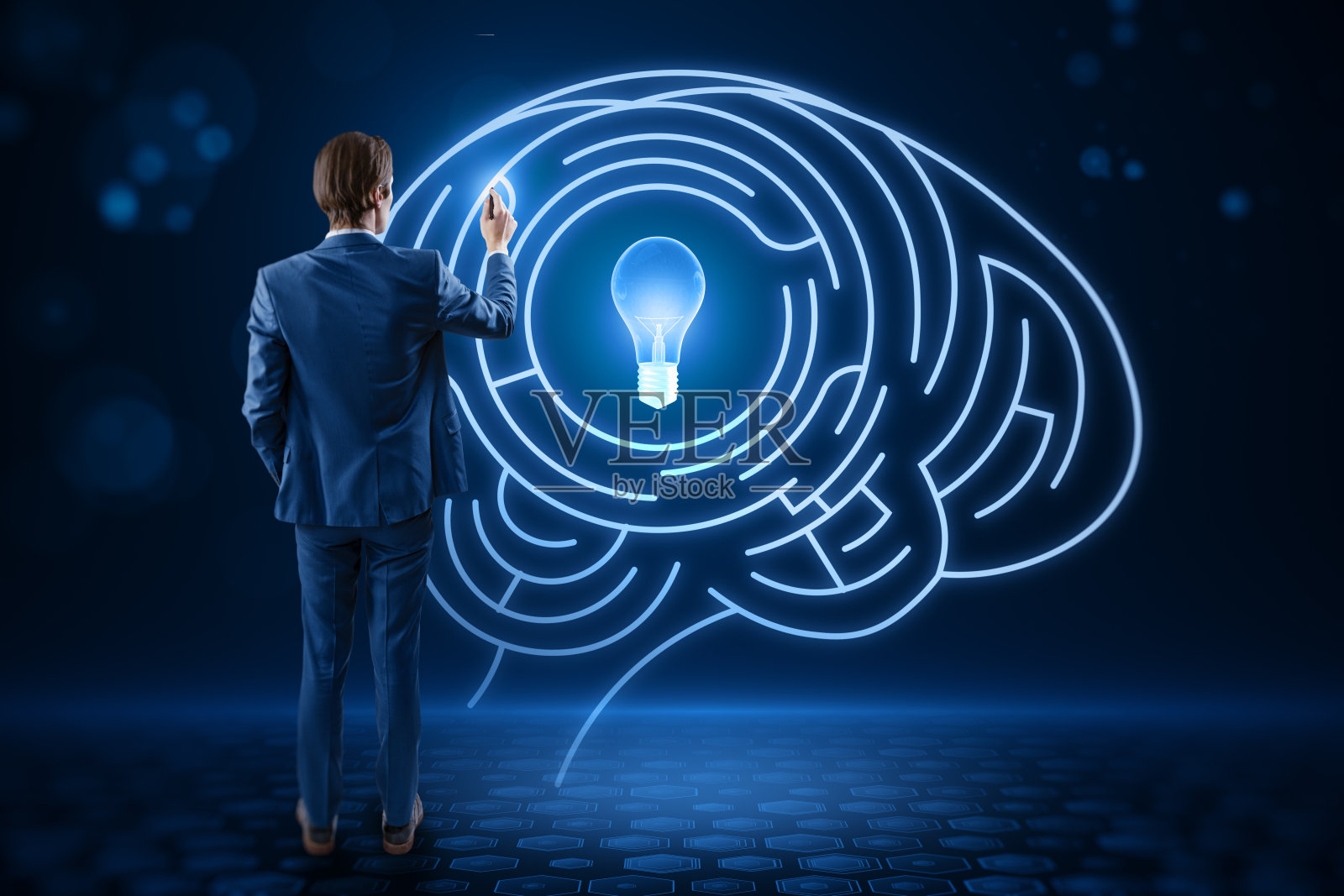 年轻的欧洲商人使用抽象的数字灯泡与人脑内部发光模糊的蓝色背景。创造性的创新和灵感。业务和技术概念。照片摄影图片