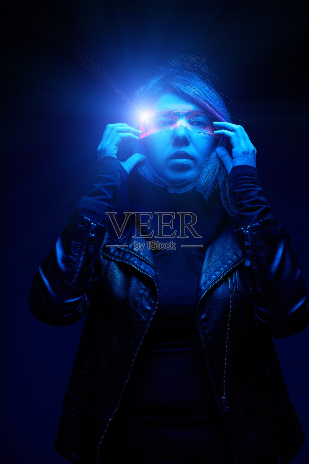 一名女子正在使用增强现实耳机。虚拟、增强和扩展现实的概念。照片摄影图片