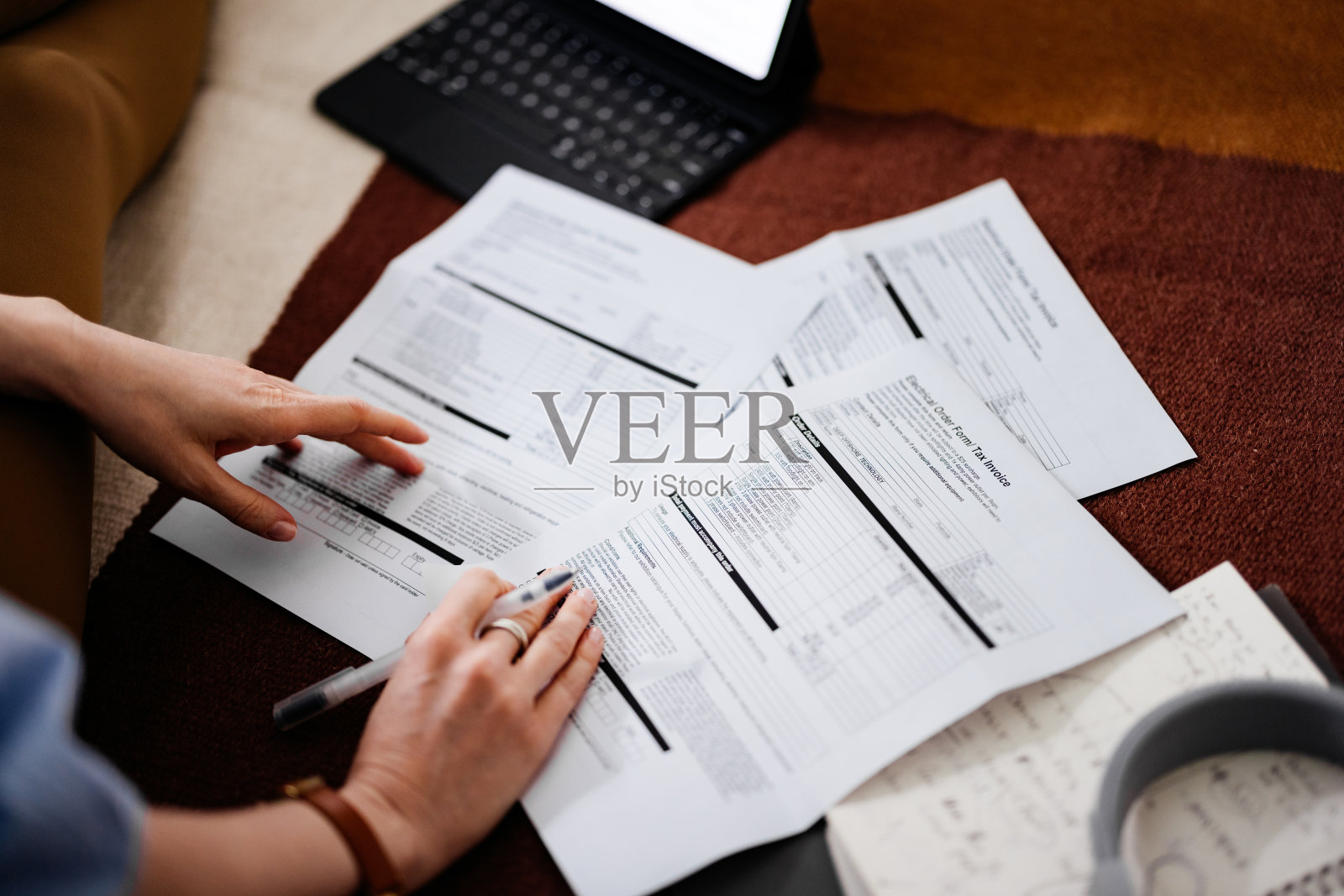 上图是一位匿名的商业女性在家里支付账单照片摄影图片