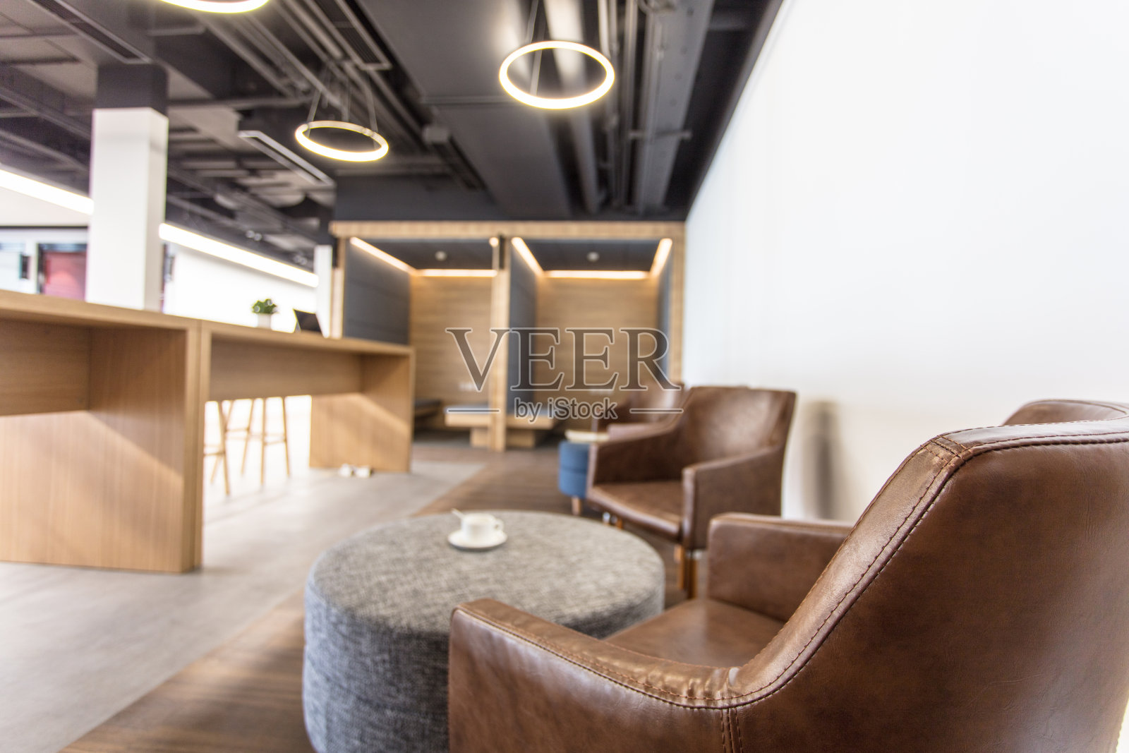 现代办公室内休息区走廊，设有长木桌和圆桌照片摄影图片