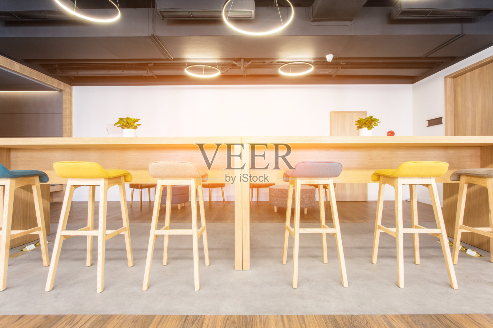 现代办公室内，长木桌和高凳子照片摄影图片