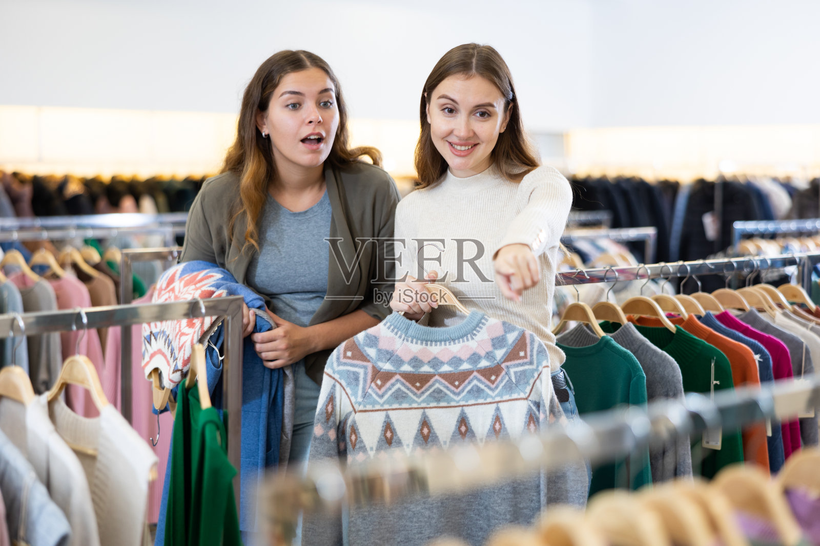 女性朋友在商店买保暖的衣服照片摄影图片