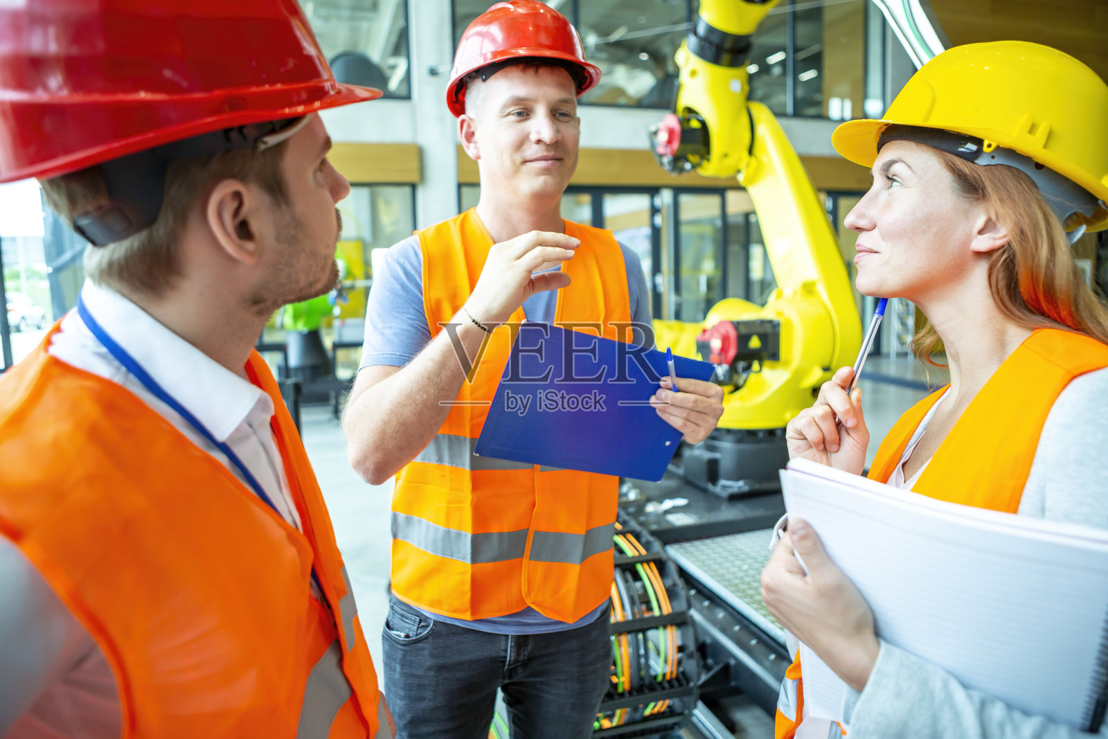 工程师咨询工业机器人照片摄影图片