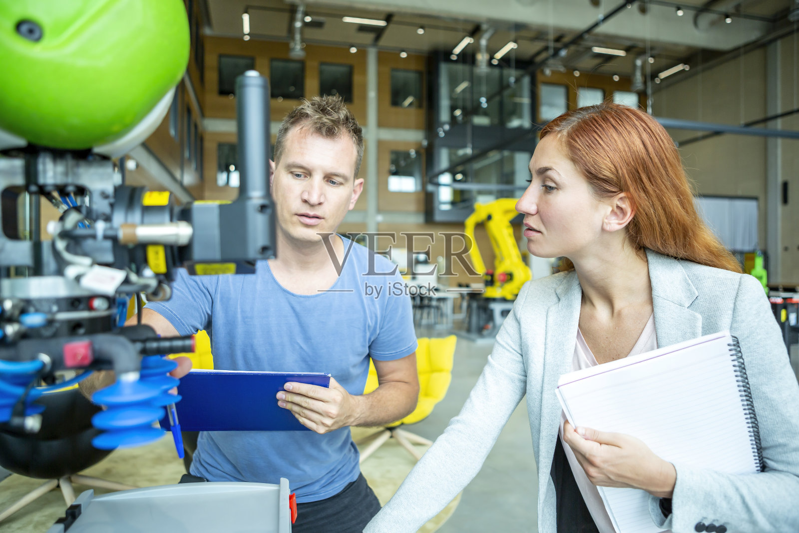 工程师检查工业机器人照片摄影图片