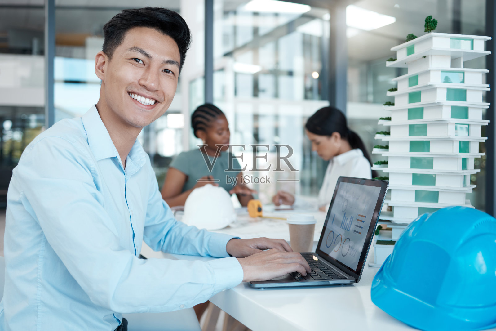 建筑，笔记本电脑和肖像商人在办公室和工程，设计和建设规划工作。创新，创意和项目管理与亚洲员工的投资组合照片摄影图片