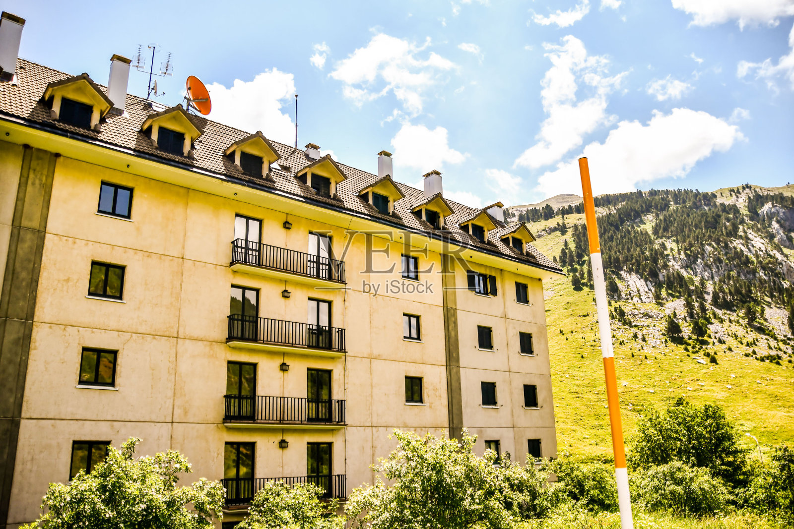 西班牙和法国之间的边界在比利牛斯山脉，安道尔，路标，欧洲照片摄影图片