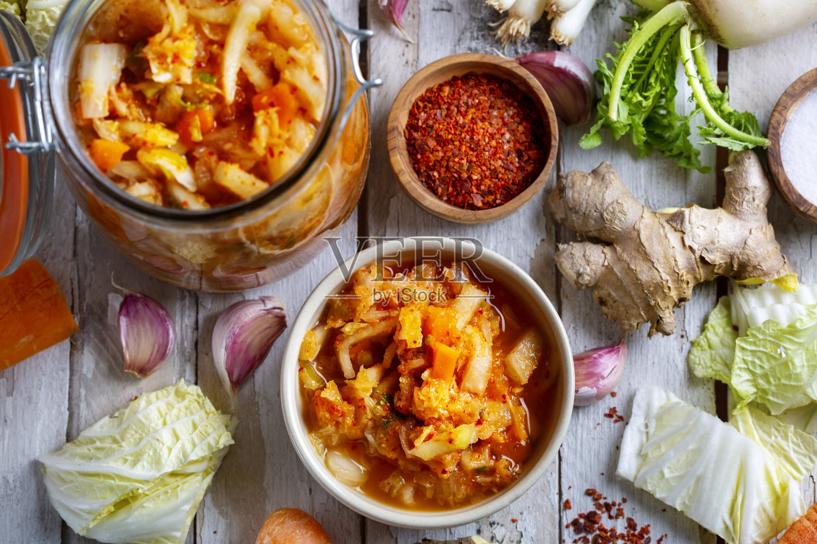 自制泡菜和玻璃罐照片摄影图片