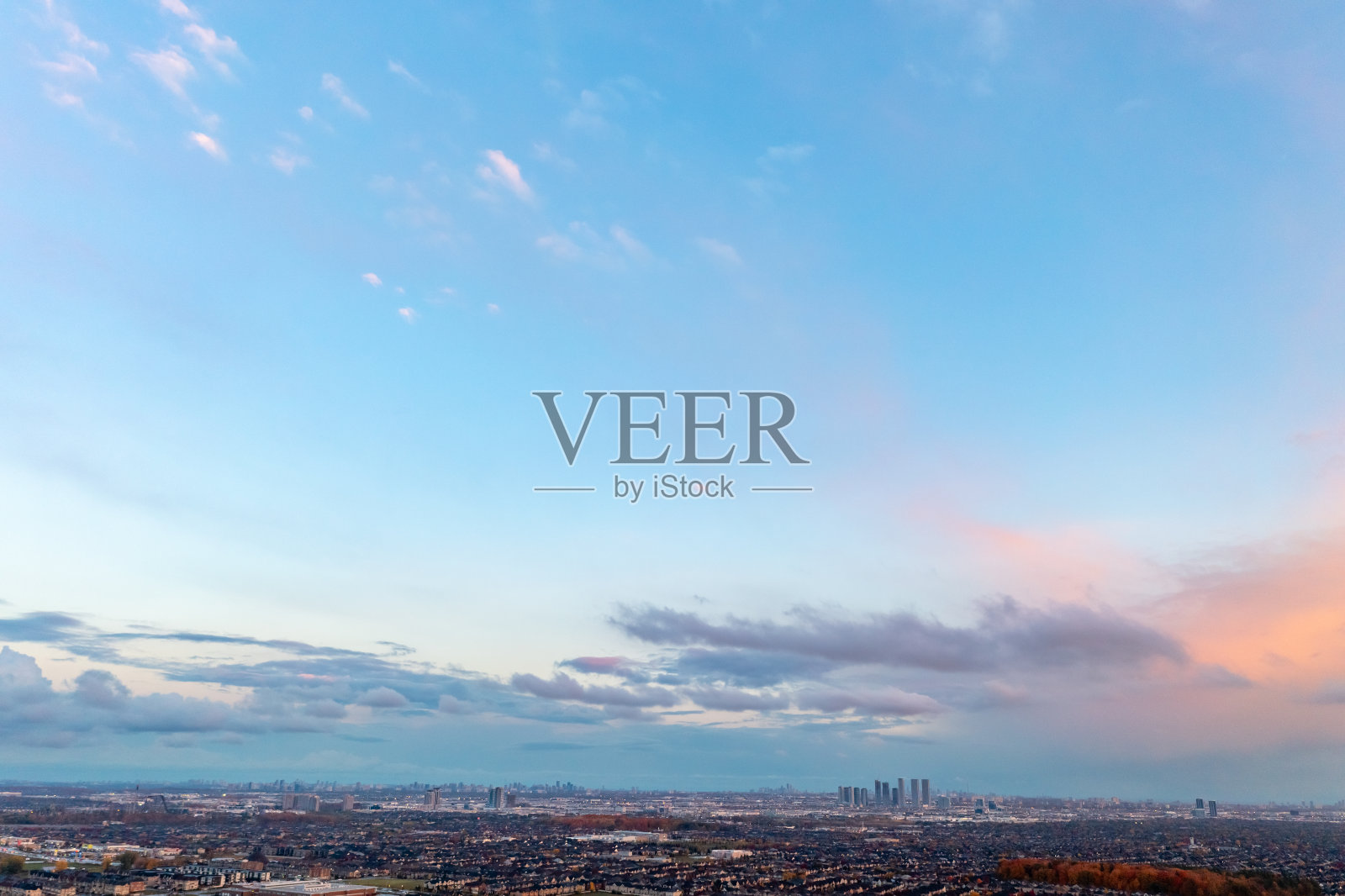 多色树叶在邻近公园韦斯顿路和麦肯齐博士，伍德布里奇，加拿大照片摄影图片