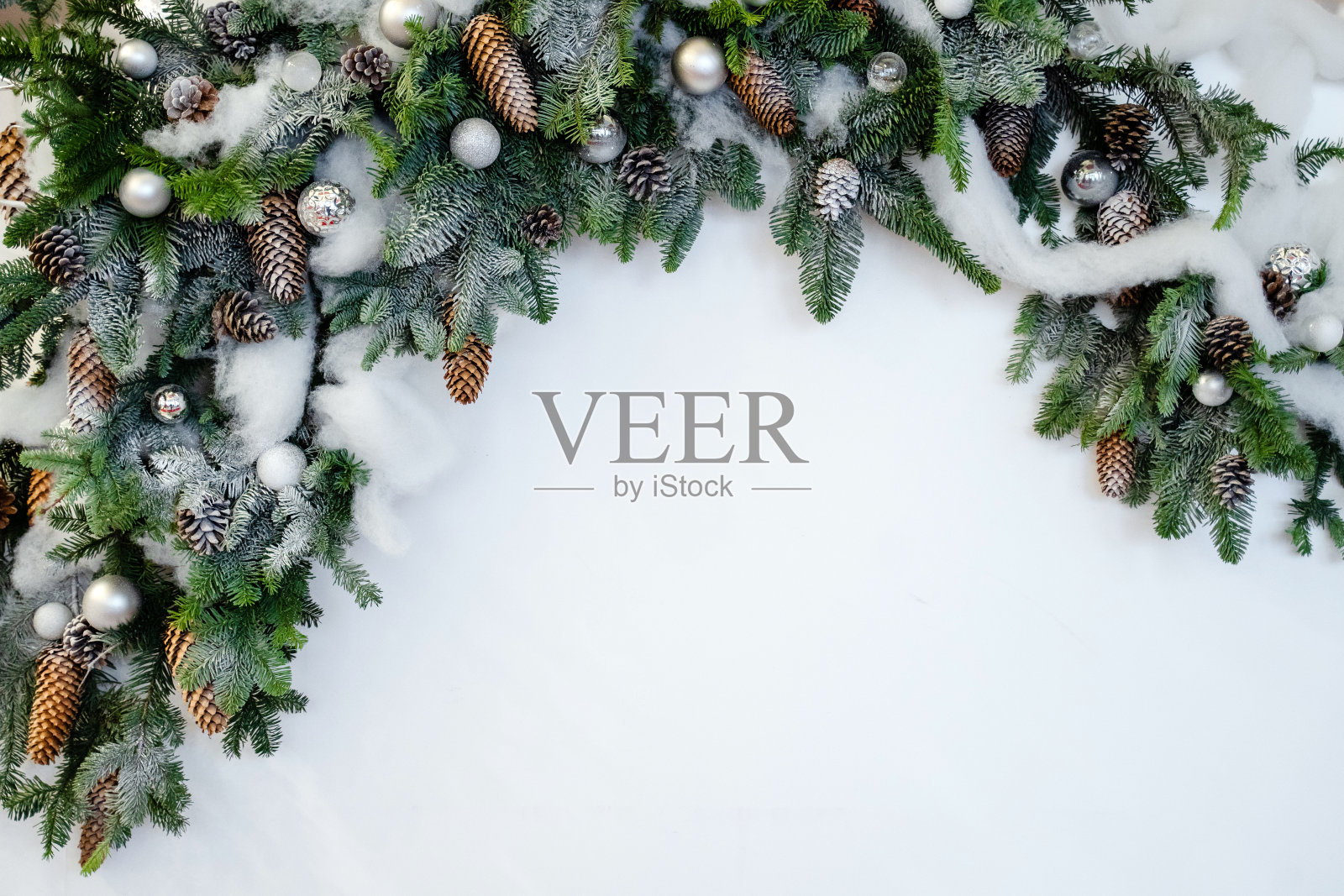 白色背景上孤立的圆锥冷杉树。圣诞节的背景。带有复制空间的俯视图照片摄影图片