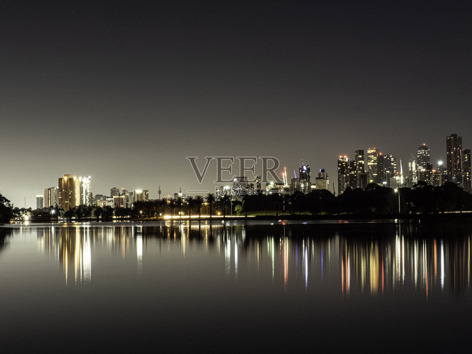 城市天际线在湖上的夜景照片摄影图片