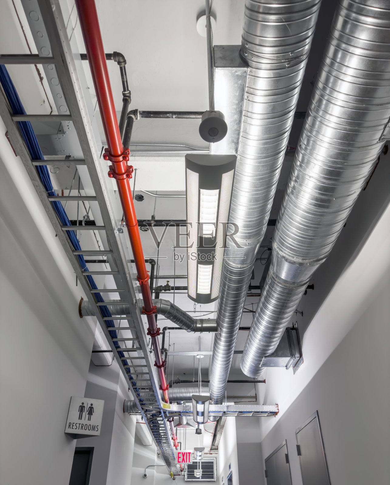 天花板上的管道照片摄影图片