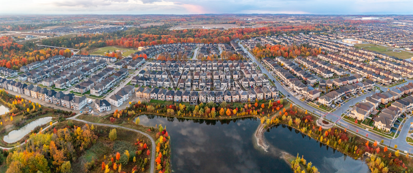 多色树叶在邻近公园韦斯顿路和麦肯齐博士，伍德布里奇，加拿大照片摄影图片