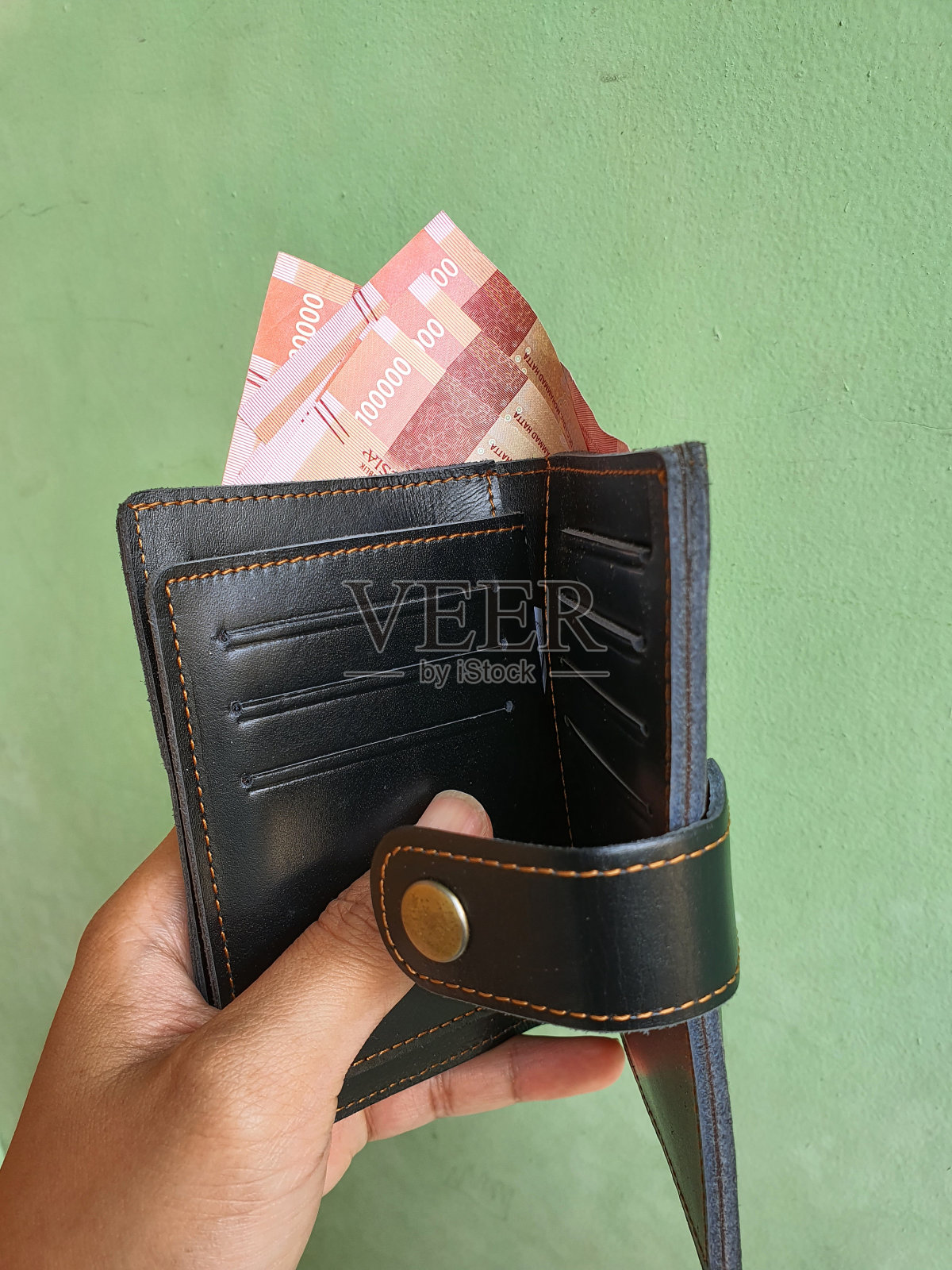 从钱包里掏出来的钞票照片摄影图片