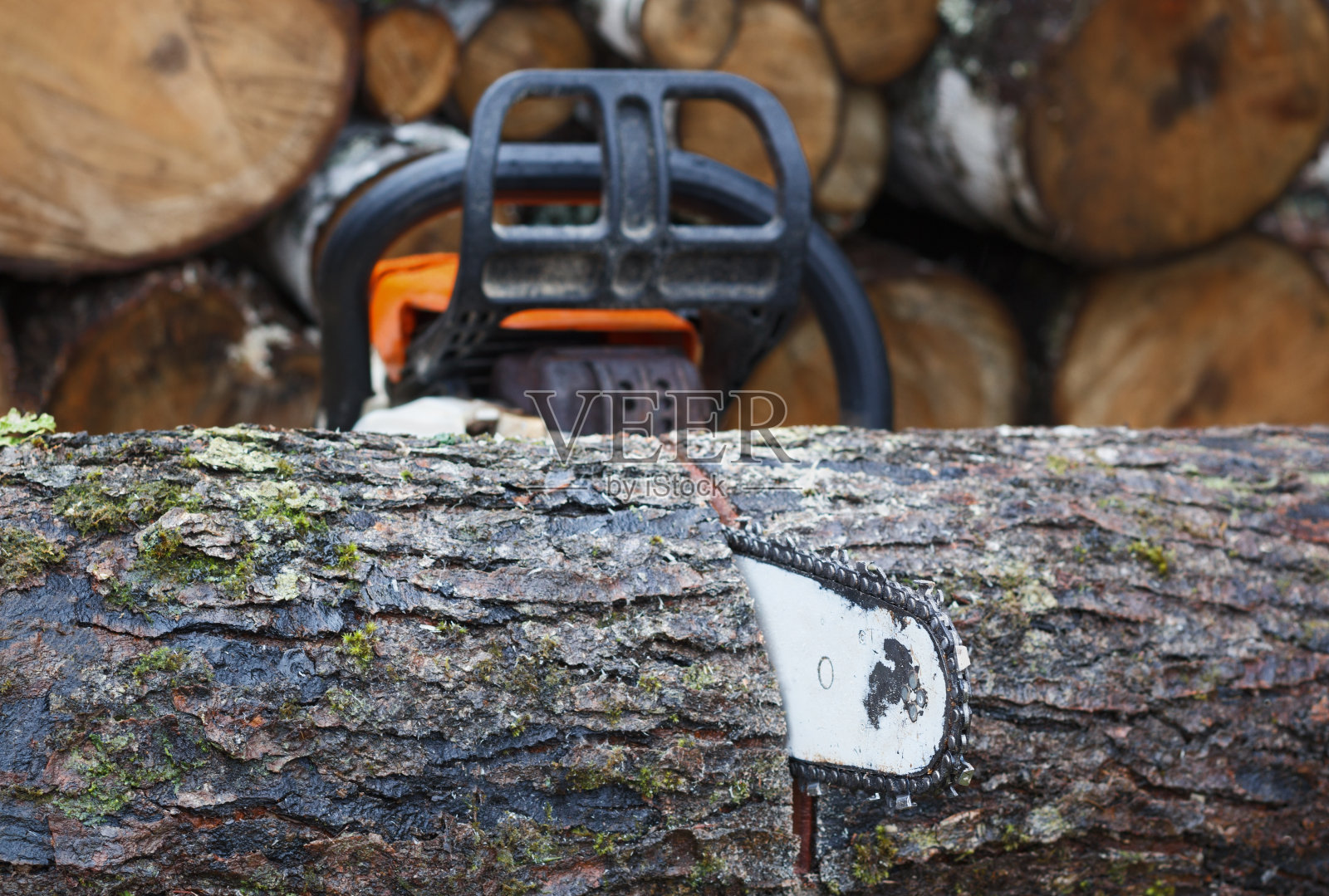 电锯和柴火照片摄影图片