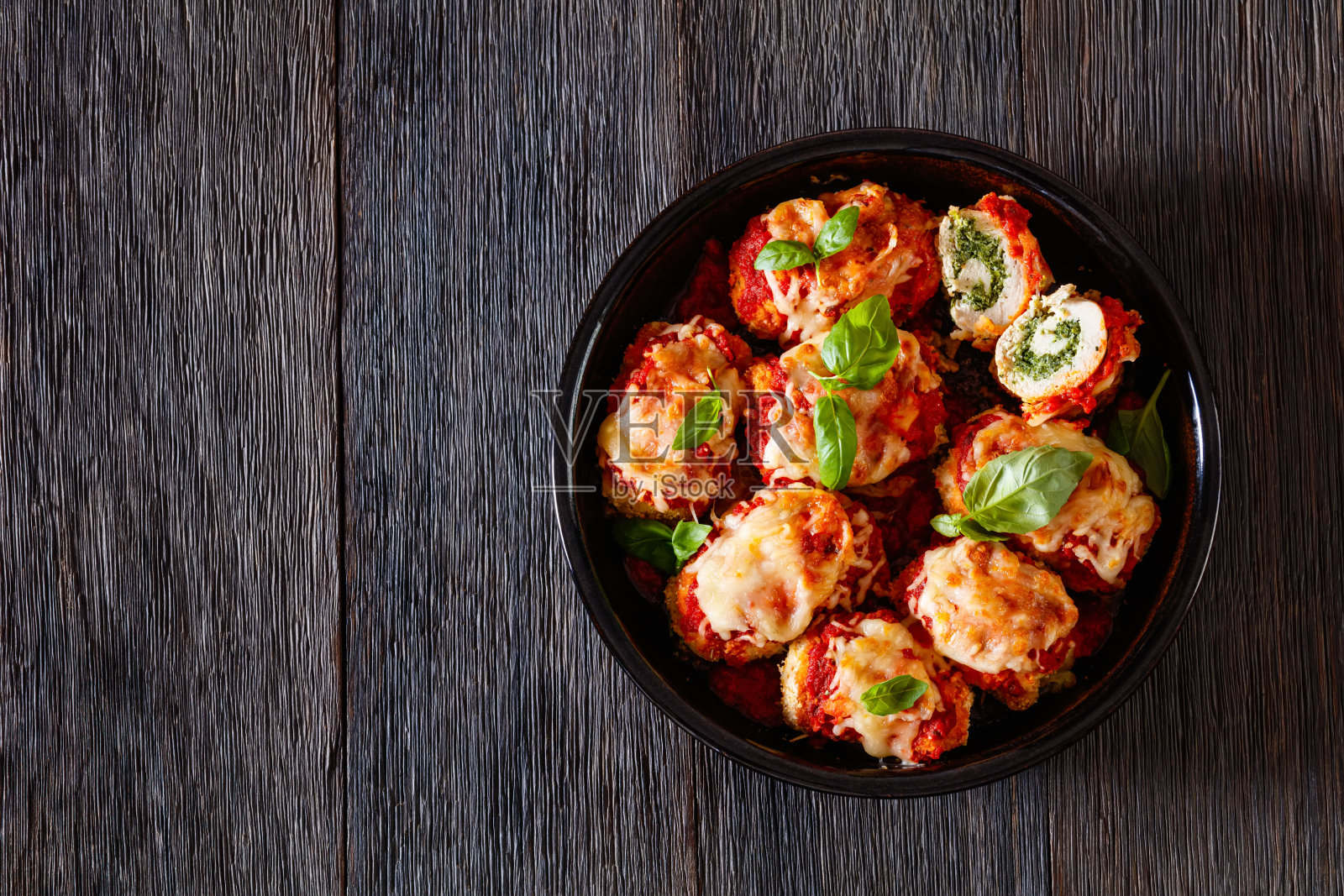 美味的番茄酱鸡肉卷，俯视图照片摄影图片