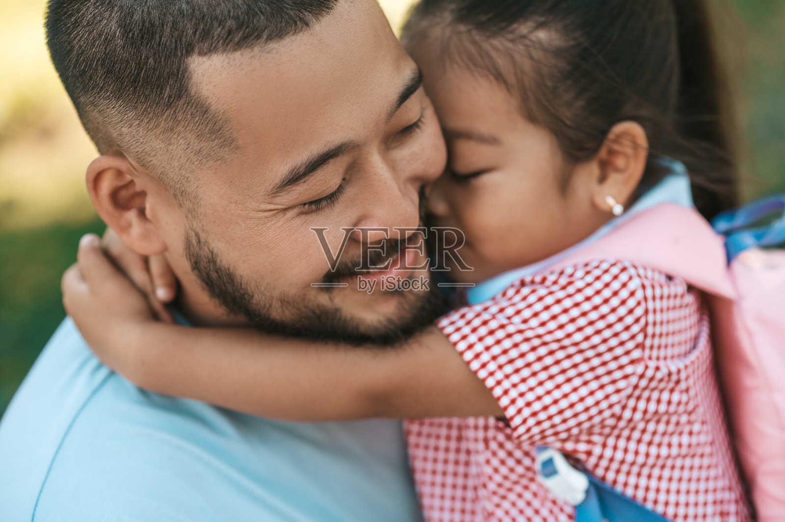 年轻人和他的女儿在一起一天后在公园里照片摄影图片
