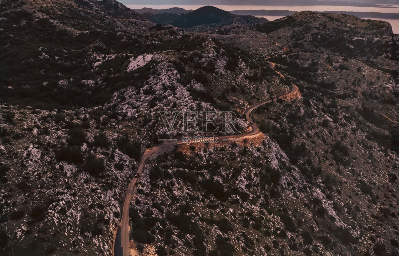 无人驾驶飞机拍摄了一条蜿蜒的山路照片摄影图片