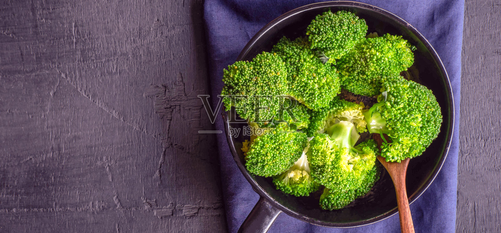 绿色新鲜蔬菜西兰花的特写。新鲜的绿色西兰花放在平底锅上。西兰花是一种非常健康的蔬菜。蔬菜的饮食和健康饮食。俯视图照片摄影图片