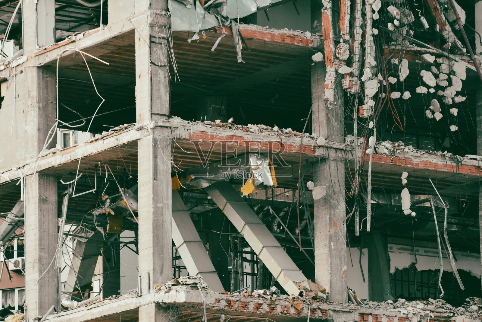 旧建筑被拆除，为新建筑腾出地方。建筑及拆卸地盘。照片摄影图片