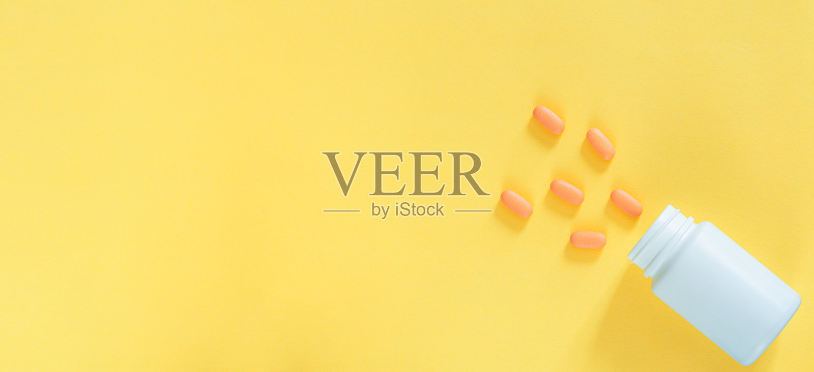 黄色底色的药丸和药瓶，棕色医用玻璃药瓶和一些药瓶周围有一个黄色的盖子，Erlenmeyer Flask。空玻璃锥形实验室容器照片摄影图片