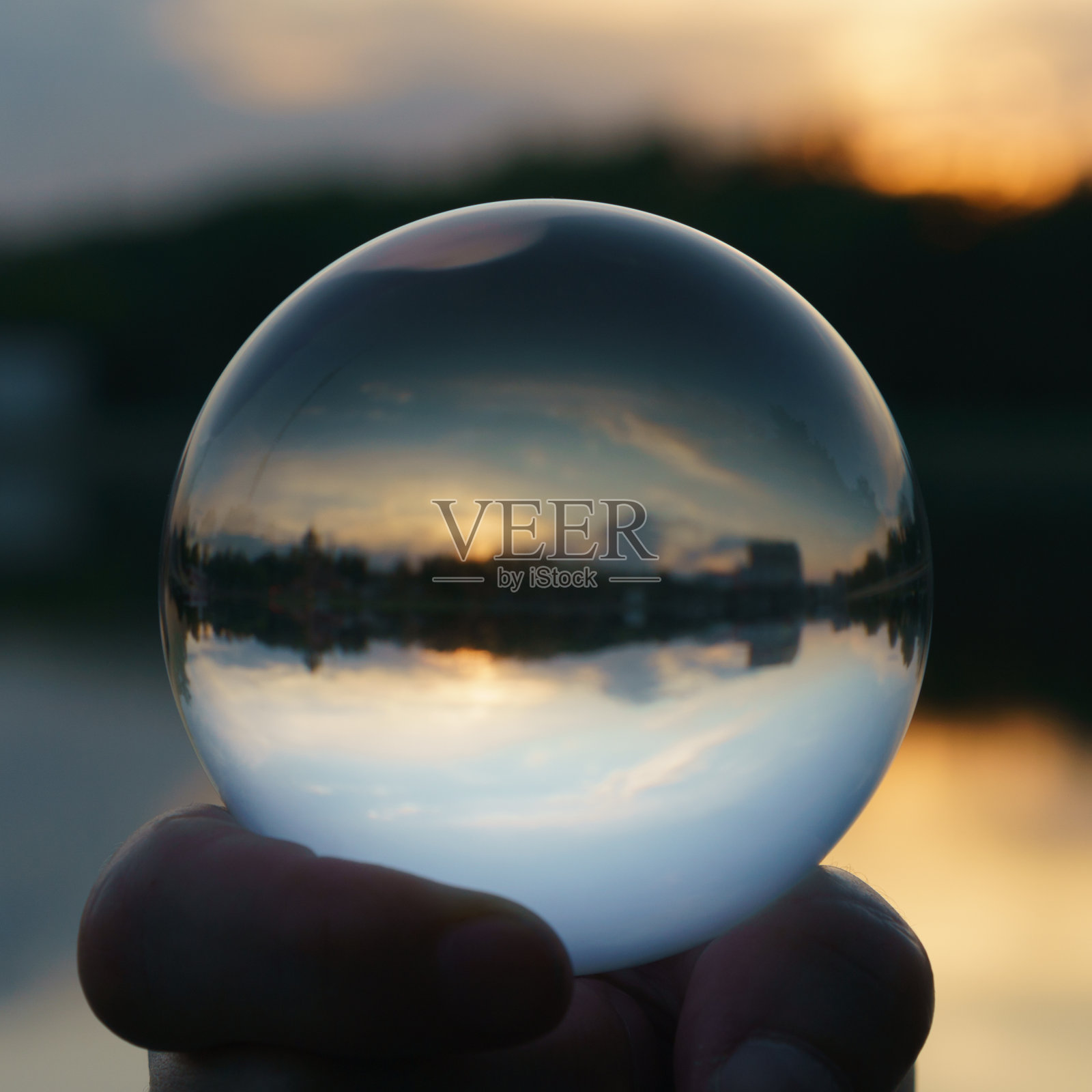 水晶球里面的世界照片摄影图片