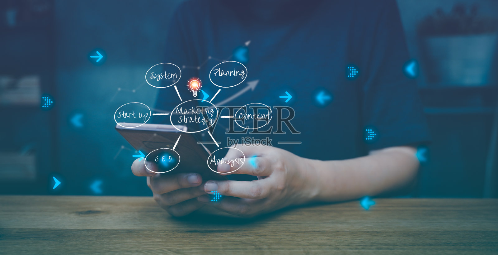 商人使用智能手机灯泡图标，有创意的新想法。创新，头脑风暴，灵感和解决方案，营销策略，创业，内容分析，seo概念。照片摄影图片