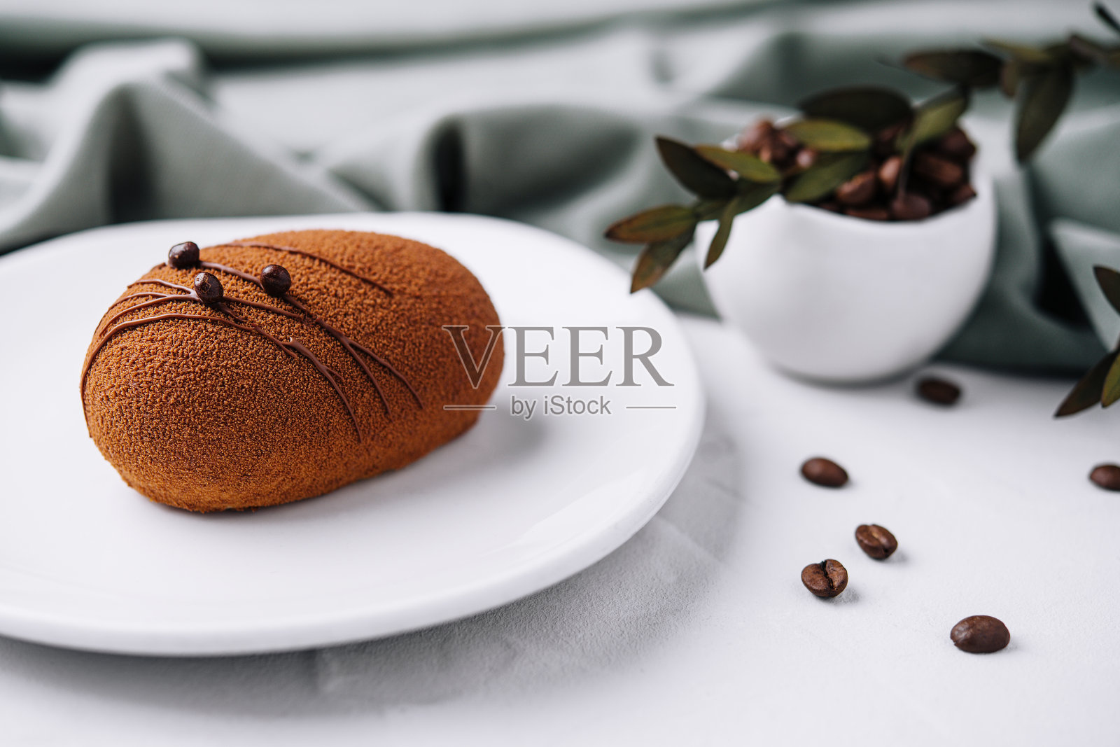 现代慕斯巧克力蛋糕——传统的法国甜点照片摄影图片