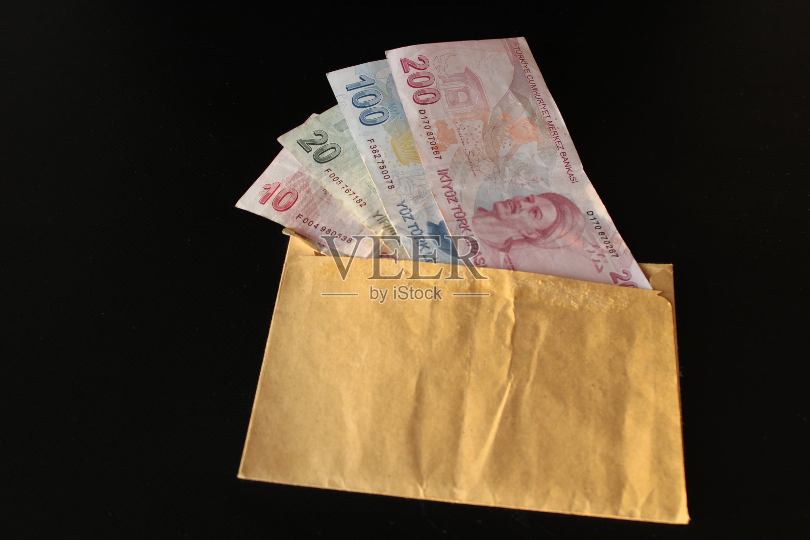 信封里有土耳其钞票。薪资与经济照片摄影图片