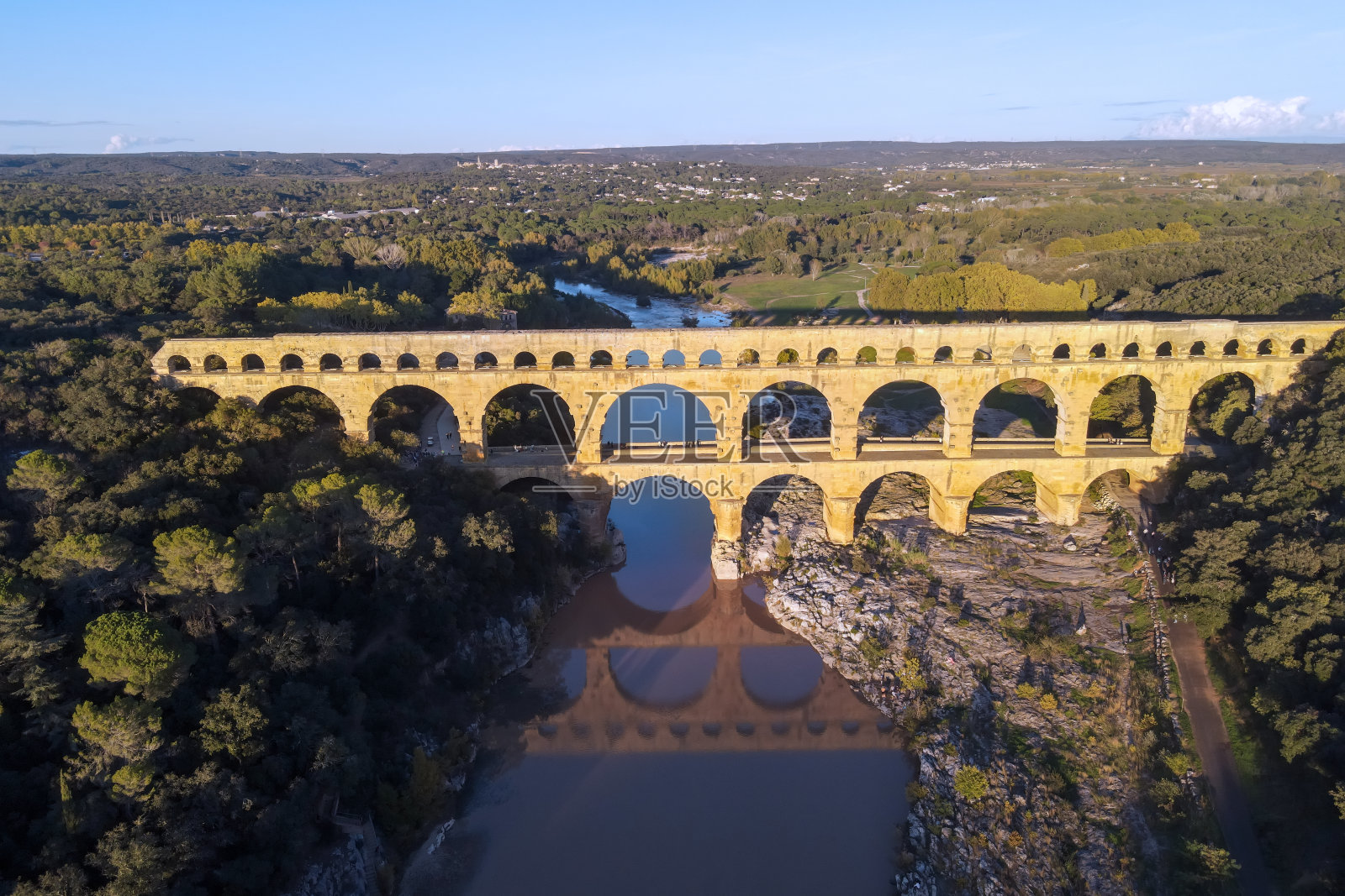 加尔桥(Pont du Gard)是一座建于公元一世纪的古罗马渡槽桥(31英里)，1985年被联合国教科文组织列入世界遗产名录照片摄影图片