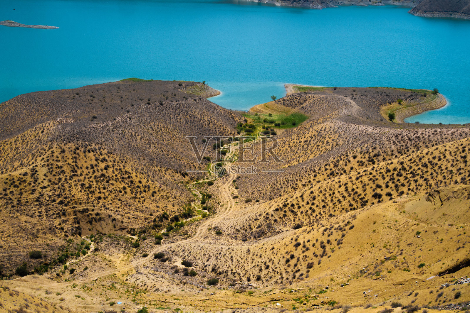 干旱的采石场和深蓝色的湖泊，照片摄影图片