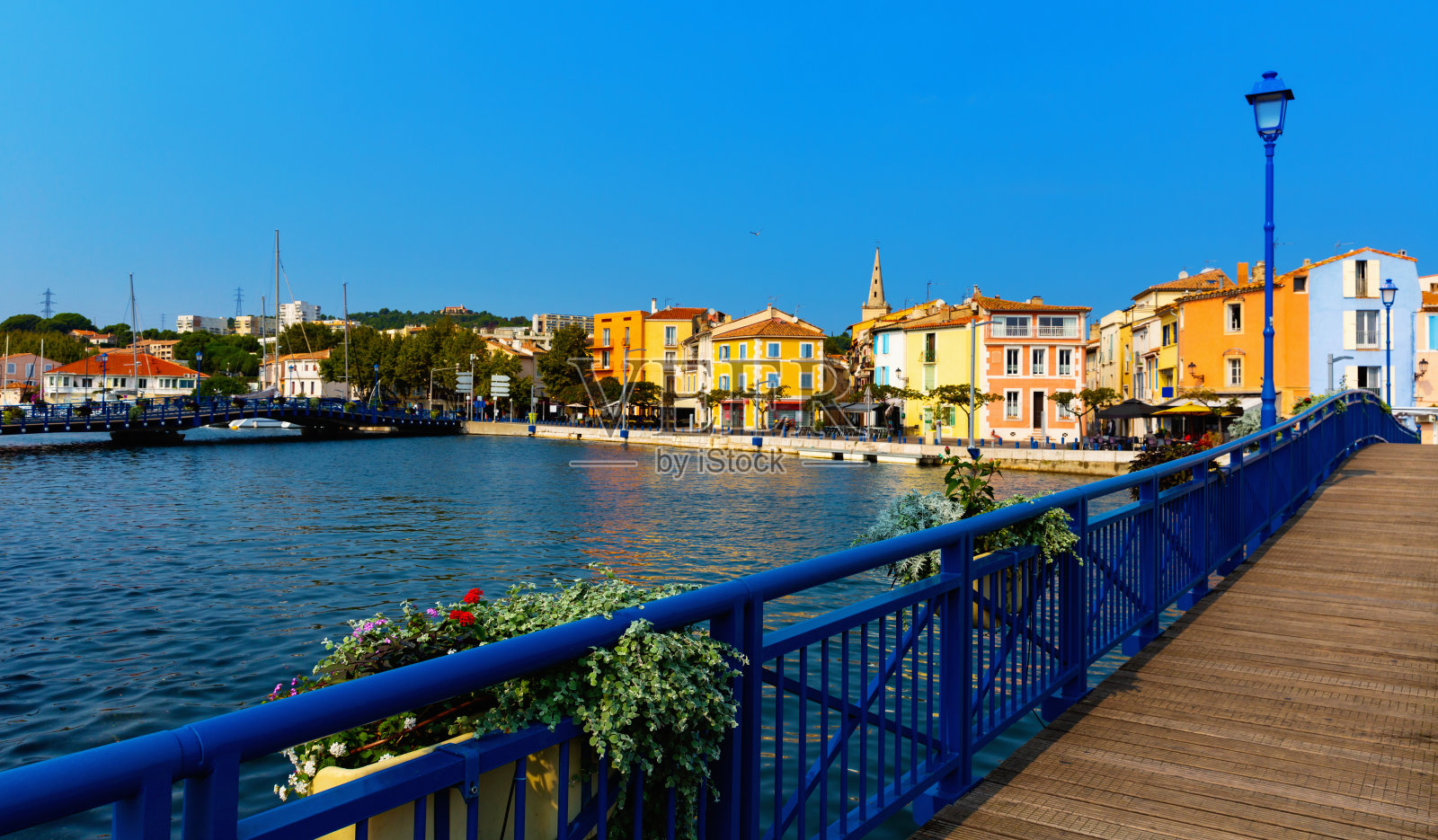 马蒂格的住宅建筑和Baussengue运河照片摄影图片