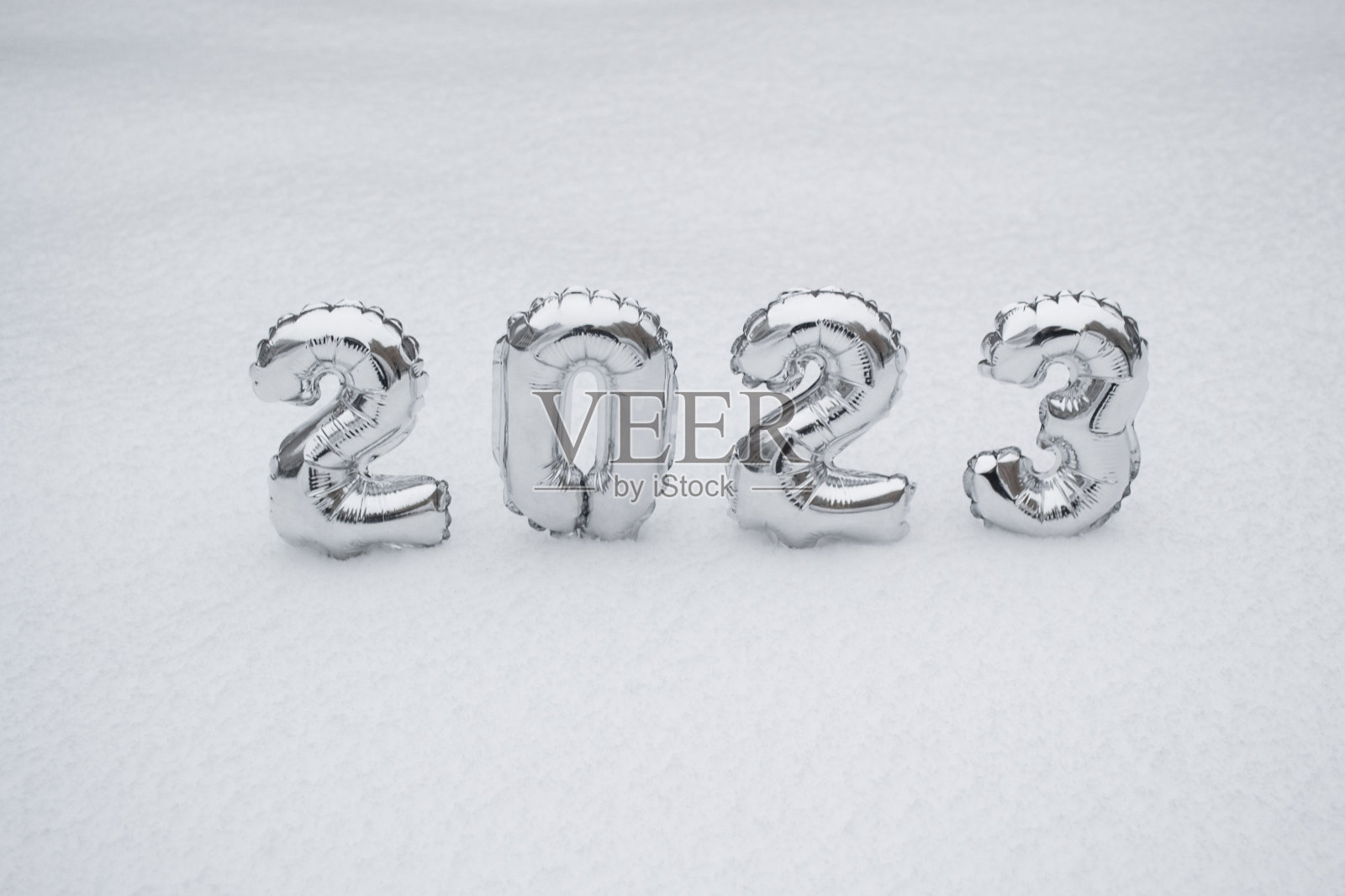 银色数字的2023年，在冬天的背景上，白色的雪与复制空间照片摄影图片