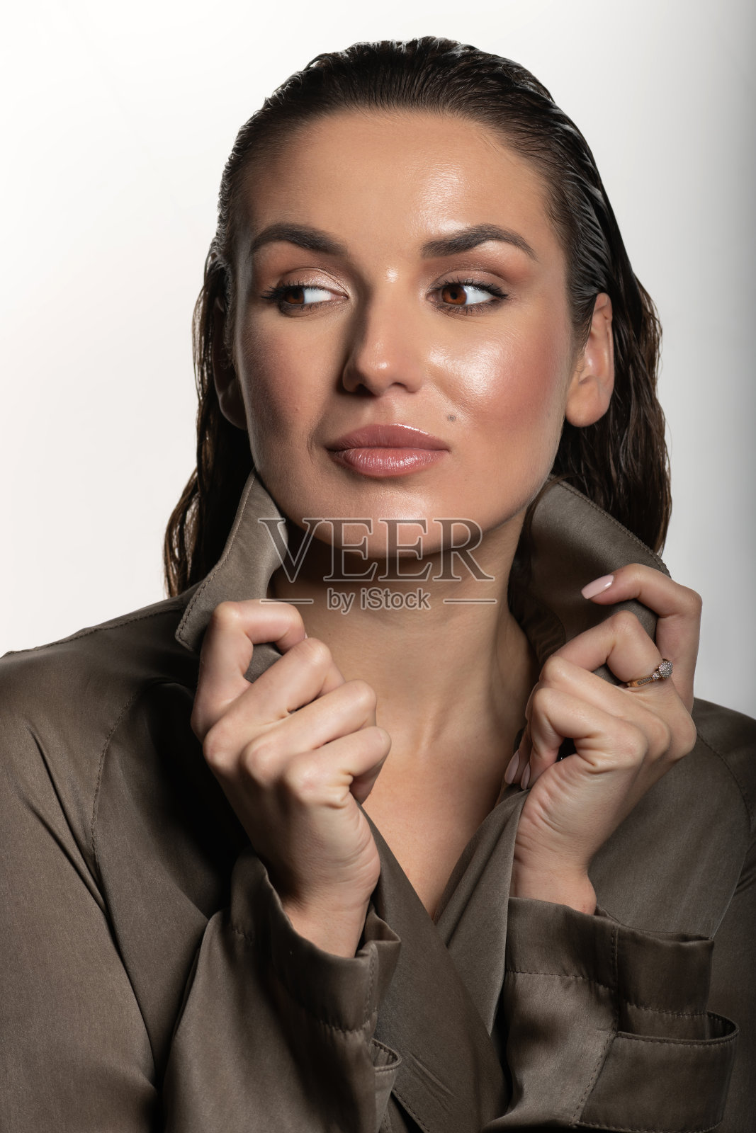 美丽的女人风衣和湿头发工作室肖像照片摄影图片