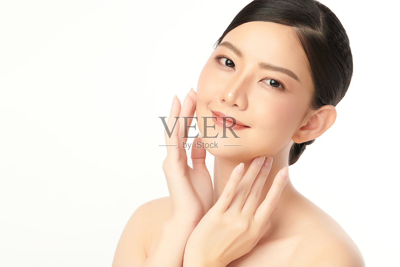 美丽年轻的亚洲女性与清洁新鲜的皮肤在白色的背景，面部护理，面部治疗，美容，美容和水疗，亚洲女性肖像。照片摄影图片