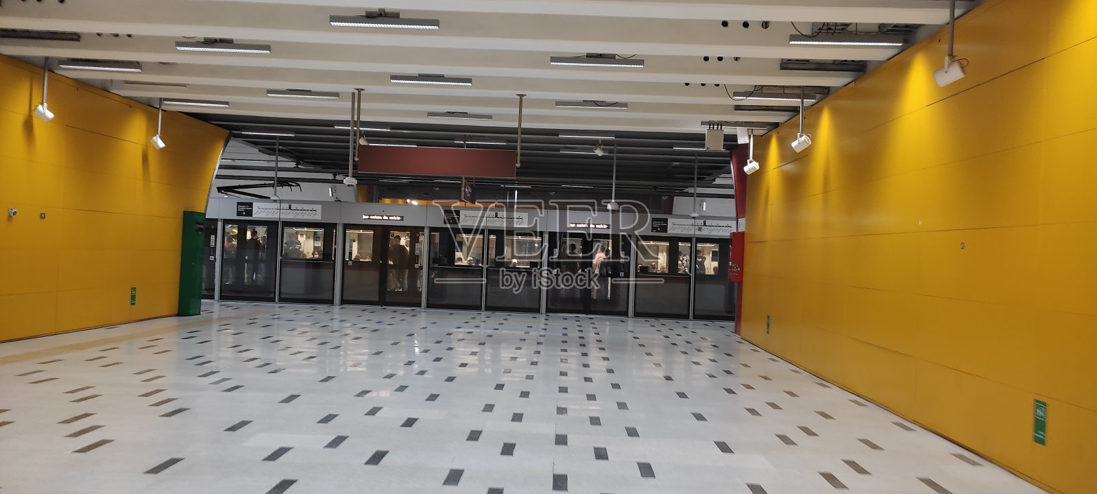 地铁入口照片摄影图片