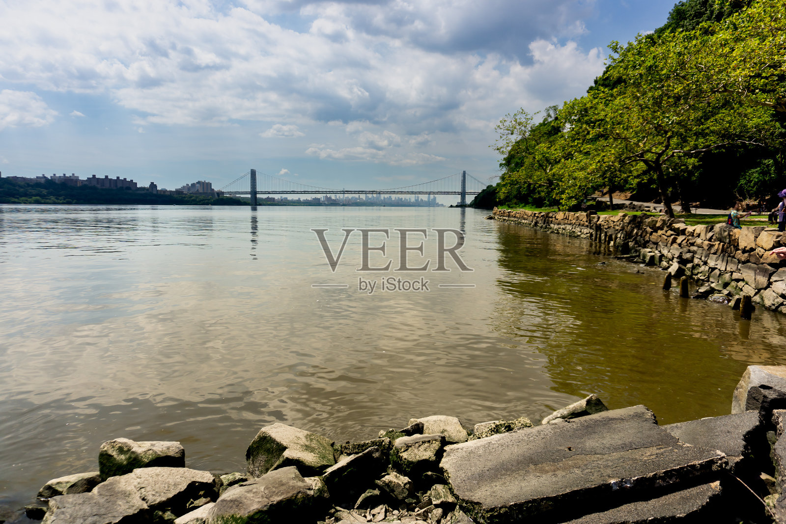 美国新泽西州李堡- 2018年7月20日-从新泽西州罗斯码头野餐区看到的乔治·华盛顿大桥景观视图，横跨哈德逊河，远处是纽约市的天际线照片摄影图片